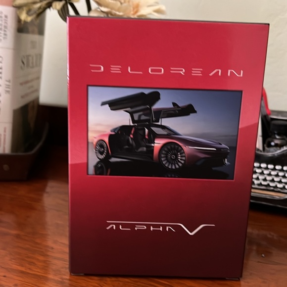 HOT WHEELS DELOREAN DMC -12 CAR COLLECTIBLE - Picture 2 of 9